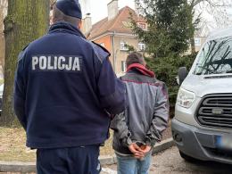Był poszukiwany, a w mieszkaniu miał amfetaminę i nielegalnie pobierał prąd