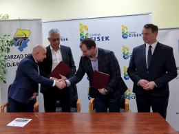 Umowa na projekt rozbudowy DW 421 przy granicy województwa. Gdzie powstanie obwodnica?