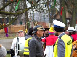 Wodzenie Bera w Muzeum Wsi Opolskiej. Tradycyjny mięsopust przyciągnął uczestników