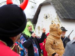 Wodzenie Bera w Muzeum Wsi Opolskiej. Tradycyjny mięsopust przyciągnął uczestników