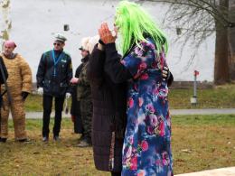 Wodzenie Bera w Muzeum Wsi Opolskiej. Tradycyjny mięsopust przyciągnął uczestników
