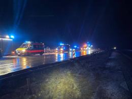 Autokar przebił bariery na A4. Jeden pas zablokowany
