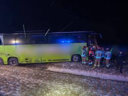 Autokar przebił bariery na A4. Jeden pas zablokowany