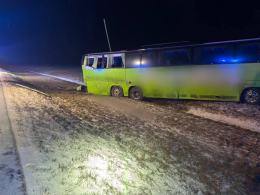 Autokar przebił bariery na A4. Jeden pas zablokowany