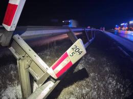 Autokar przebił bariery na A4. Jeden pas zablokowany