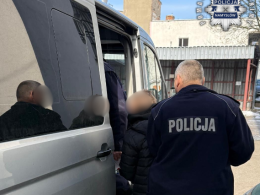 Bus na kradzionych tablicach. W środku pijany kierowca, łomy i noktowizor