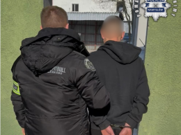 Bus na kradzionych tablicach. W środku pijany kierowca, łomy i noktowizor