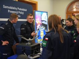 Za kulisami policyjnej służby. Uczniowie odwiedzili komendę w Opolu