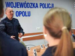 Za kulisami policyjnej służby. Uczniowie odwiedzili komendę w Opolu