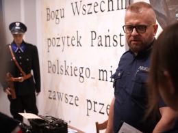 Za kulisami policyjnej służby. Uczniowie odwiedzili komendę w Opolu