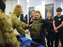 Za kulisami policyjnej służby. Uczniowie odwiedzili komendę w Opolu