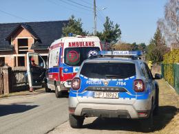 Mężczyzna przygnieciony przez drzewo w Dylakach. Na miejsce leci śmigłowiec LPR