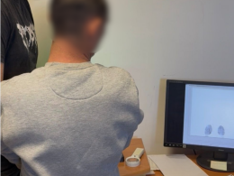 Znaleźli kartę i zaczęli płacić. Troje zatrzymanych usłyszało 31 zarzutów