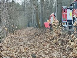 Samochód uderzył w drzewo na drodze Kup - Murów. Dziecko zabrał LPR