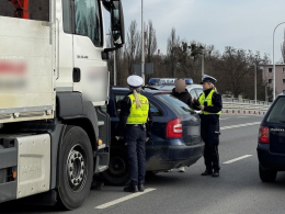 Kolizja na ulicy Niemodlińskiej. Zderzenie ciężarówki z osobówką