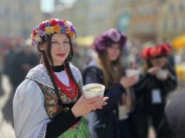 Jajecznica z tysięcy jaj, żurek i wspólne świętowanie. Wielkanocne śniadanie na Rynku
