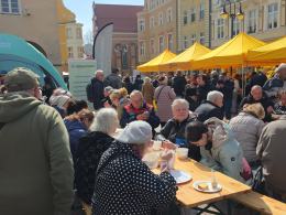 Jajecznica z tysięcy jaj, żurek i wspólne świętowanie. Wielkanocne śniadanie na Rynku