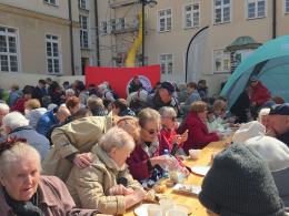 Jajecznica z tysięcy jaj, żurek i wspólne świętowanie. Wielkanocne śniadanie na Rynku