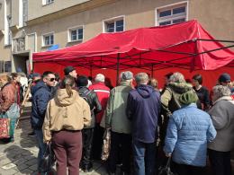 Jajecznica z tysięcy jaj, żurek i wspólne świętowanie. Wielkanocne śniadanie na Rynku