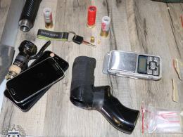 Zwierzęta w fatalnych warunkach, narkotyki i broń. 37-latek z Brzegu przed sądem