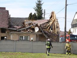 Zawalił się dach budynku w Wawelnie. Na miejscu pracowały służby