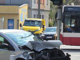 Zderzenie dwóch pojazdów na ul. Katowickiej w Opolu. Zablokowana Katowicka