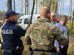 Nieznany dron znaleziony w lesie. Trwają działania służb