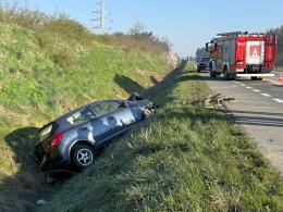 Zderzenie na obwodnicy Opola. Jedno auto wylądowało w rowie