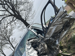 Groźny wypadek BMW i Audi. Dwie osoby zakleszczone w pojazdach. Lądował LPR
