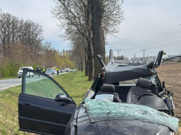 Groźny wypadek BMW i Audi. Dwie osoby zakleszczone w pojazdach. Lądował LPR
