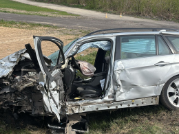 Groźny wypadek BMW i Audi. Dwie osoby zakleszczone w pojazdach. Lądował LPR