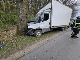 Bus uderzył w drzewo w Masowie. Kierowca trafił do szpitala