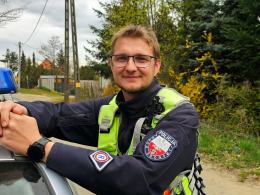Dachowanie na trasie Zawadzkie-Wierchlesie. Szybka reakcja policjanta