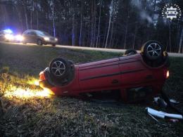 Dachowanie na trasie Zawadzkie-Wierchlesie. Szybka reakcja policjanta