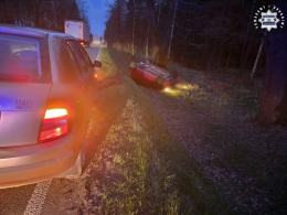 Dachowanie na trasie Zawadzkie-Wierchlesie. Szybka reakcja policjanta