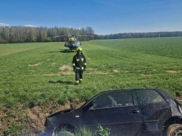 Auto wpadło do rowu w Grodzisku. Interweniował śmigłowiec LPR