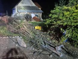 Dachowanie BMW w Podkamieniu. 19-latek uderzył w budynek