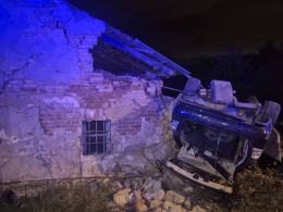 Dachowanie BMW w Podkamieniu. 19-latek uderzył w budynek