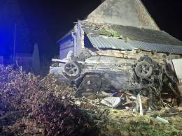 Dachowanie BMW w Podkamieniu. 19-latek uderzył w budynek