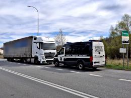 Uszkodzona poduszka w ciężarówce. Kontrola zakończona zakazem jazdy