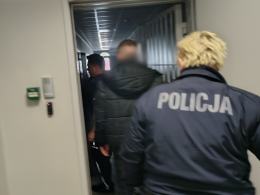 26-latek wpadł z amfetaminą po tym, jak awanturował się na klatce schodowej