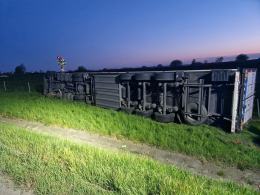 Ciężarówka w rowie na A4
