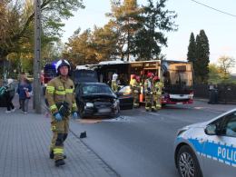 Zderzenie autobusu z osobówką na Popiełuszki