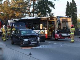 Zderzenie autobusu z osobówką na Popiełuszki