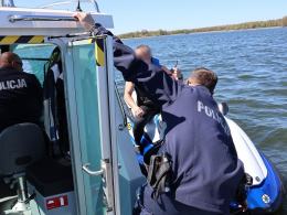 Pierwsza interwencja na wodzie. Policjanci pomogli na Jeziorze Dużym