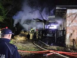 Pożar garażu w Jastrzygowicach. W środku był ciągnik i słoma