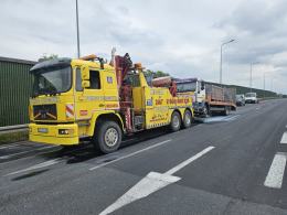 Samochód ciężarowy zapalił się na obwodnicy Opola