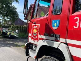 Młoda kierująca uderzyła w drzewo. Trafiła do szpitala