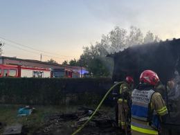 Pożar altany na terenie ogródków działkowych. Wcześniej doszło do eksplozji urządzenia