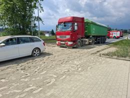 Ładunek ciężarówki spadł na rowerzystkę i samochód osobowy